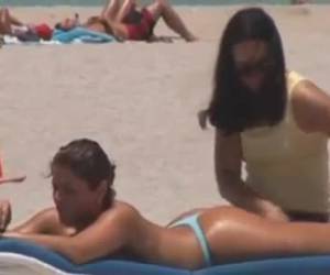 plajda çıplak göğüsleri gizlice kaydedildi
