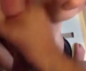 zusammen, zog sie seinen steifen schwanz bis sein sperma über ihre schönen brüste sprühen. 