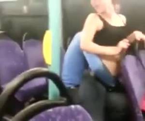 İskoç genç kız kalabalık bir otobüs parmaklı
