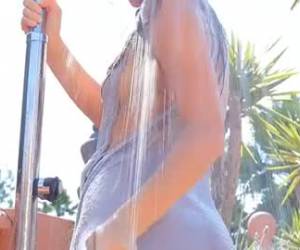 Striptease soft sexe vidéo. une belle jeune fille danse sensuellement et prend une douche chaude.