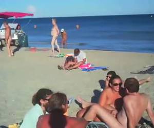 Entre les gens sur la plage de nudistes, veux dire sa femme, sa queue raide et lui enlève.