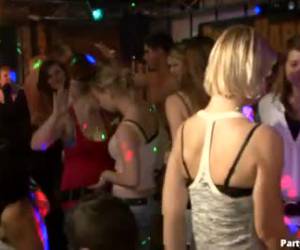 ließ sie den mund voller sperma spritzen in sexclub, geile girls blasen die steifen schwanz ziehen und sie sind bereit zu kommen, . 