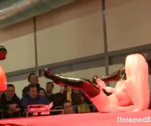 En super sexig blondin ger en sexig striptease och en dildo show för en stor publik. spread eagle knullar hennes fitta whiteh en rosa dildo.