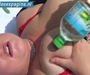 porn video wanita menikmati botol air di vagina