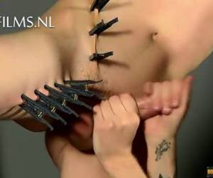 красивый гей bdsm сессии. Доминантой является симпатичный, жесткой whiteh природных превосходства. дно имеет красивое тело, стали украшенные whit