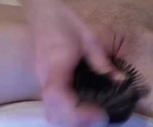Anorexie webcam skinny girl est loin d’être sexy. ses os font saillie sur les côtés. et sa brosse à cheveux collant dans la chatte.