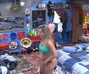 Big Brother Brasil 13 com a Loira Fernando Mostrando a Bunda