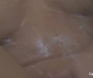 Moreninha safada batendo uma siririca no banho