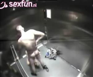 wiedzą, że są one film ale ubierają się w każdym razie i następnie podjąć sztywny kutas oral a on ma jej pomiędzy pieprzy. windy otwiera i oni dostać caught.horny para złapany podczas seks w windzie
