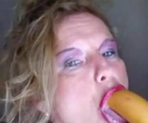 powoli niech napalone babcie duże dildo w jej ustach slither podczas gdy film word.de napalona babcia ma duże dildo aż w jej ustach