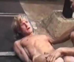 Gay otrzymają kary, która jest jego własnej winy, on miał lepiej słuchając teraz musi być na pęcherze sit.gay dostaje karę