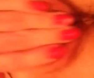 Hon sticker fingrarna i hennes fitta och massera hennes våta klitoris för webcam.she pinnar fingrar i hennes fitta och massera klittan