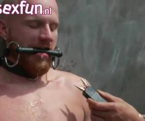 whiteh rep till knutar tillbaka och lite i munnen, han kör över stass, där dussintals människor se honom lidande. han kan inte sidan på utan hots på alla människor som bundit honom upp mot en wall.slave är på stass att beta genen