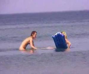 ці horny повії не мають, що вона записала таємно від пляжу. дівчата є гарним і голий, граючи у воді і насолоджуватися чудовою погодою. 