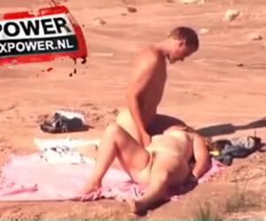 Un jeune couple corné, se sentent unspied sur la plage nudiste et se perdre dans le sexe. il y a un voyeur qui baise films.