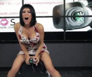 den sexiga francaise för första gången i sitt liv på en sybian sexmachine och få fjärrkontrollen i hennes händer. de låter den sexmachine hårt knullad för att vibrera tills de är hårt skrikande klimax.