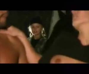 de kommer till mysiga av på gården. han satte henne mot båset och skjuter sin hårda dick inuti. blondinen stönar. då kommer hennes vän att ta en titt...