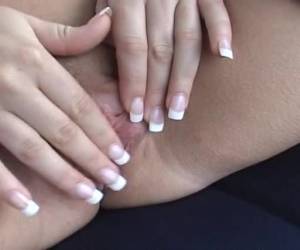 menjalankan jarijarinya atas vaginanya menusuk dia mendapatkan orgasme