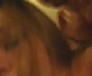 primero vemos su coño y culo en el aire se pegue. entonces me agarra de sí mismo la cámara y películas a sí misma mientras ella se la follan. sigue siendo una cara cachonda. caseras amateur porno