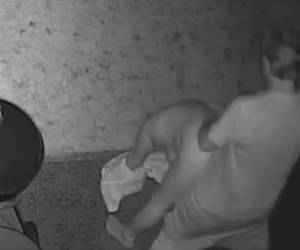 whiteh night vision goggles, är denna jävla par film. medan tonåringar har sex i trädgården spelar gadget bror, voyeur. tonåringar i hemlighet movie som de har sex på bakgården