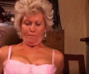 esta abuela quiere le gusta anal. ella es whitehout pena bastante dura en la parte trasera de su culo de abuela follada. abuela quiere le gusta anal