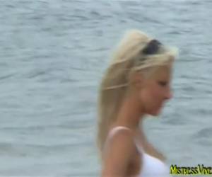 Sexy pani ma jej niewolnikiem, pochowany w piasek. jest miłośnikiem urolagnie i urofagia. podczas perwersyjne prysznice złotych na plaży on potrzebuje jej moczu do picia. perwersyjne złotego deszczu na plaży