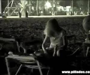 De noche, en la playa y con muchos deseos de follar, se lo montan en una tumbona. Lo que menos podian imaginar es que iban a ser pillados y grabados. 