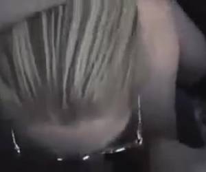 Otro video porno amateur en la parte trasera de un coche y con dvd incorporado en los respaldos de los asientos, así pueden ver una película porno mientras la chica con gafas le hace una felación al menda que está mejor que un pachá. Cómo mira a la 