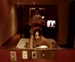 Pareja de latinos jodiendo apasionadamente y sin demasiadas delicadezas en un hotel. Se recrean grabando el video y contemplándose en los espejos y eso hace que se pongan aun mas cachondos. 