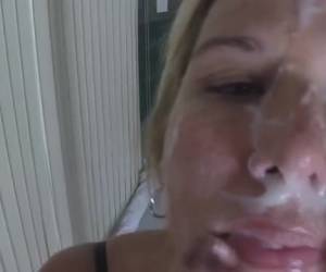 Esta milf rubita pajea la polla sin parar esperando todo el esperma o lefa en su cara. No se si esta crema será hidratante pero la cara se la deja toda pringadisima de creampie . 
