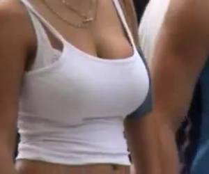 Este voyeur tiene buen gusto, eso es innegable. Con su cámara se dedica a captar por la calle algo que le alegre la vista. Una joven despampanante paseando con su chico será su objetivo y como era de esperar la cámara se centra en las hermosas tetas qu