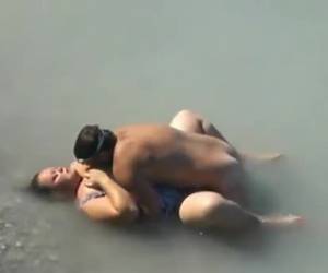 Aprovechando la flotabilidad del agua, esta pareja goza de una buena follada dentro de mar. Pilladas porno gordi follando en el playa.
