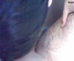 Vaya bofetón le da el novio a la cvhica cuando deja de mamarle la polla. Una pareja de jovencitos en la bañera después de ducharse, comienza a hacerle una felacion, luego la masturba, la obliga a que le folle cabalgándole encima y termina con una corr