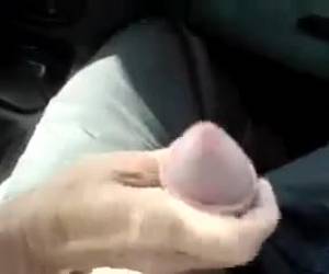 Una conductora morbosa y cachonda decide hacer más animado el viaje masturbando a su acompañante. Sin quitar la vista de la carretera pone su mano en la polla del tío y le dedica una fenomenal paja. 