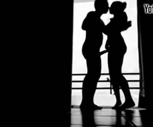 Un video porno muy sensual hecho por ellos mismos, en penumbras se ve muy sensual como le hace la felacion agachada frente a el, solo se oye el piar de unos pájaros y sus respiraciones. Un vídeo artístico que termina follandola por detrás.