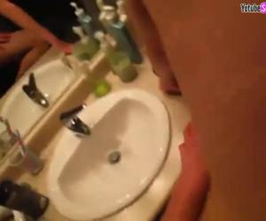 Por detrás en el cuarto de baño y delante del espejo su novio la pilla y entre pollazo y pollazo la folla con tantas ganas que a las 3 embestidas ya se ha corrido.