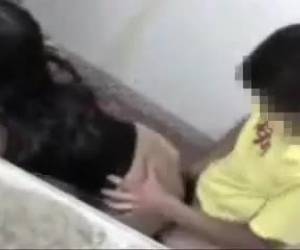 ¡Venga chiiico! parece decirle la muchacha al chaval después de que se agache y le coma un poco el chochete a ella. Mmmm estos videos de aquí te pillo y aquí te mato dan un morbo que te cagas... sobre todo sin son de pilladas. Éstos jóvenes, ya de U