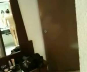 La tiene como castigada forzándola a chuparle la polla arrodillado en la cama ante ella. Rápidamente le suelta abundante corrida en la cara que con la mano intenta que no le caiga en alguna parte que no desea la jovencita. Sexo natural y muy real aparte