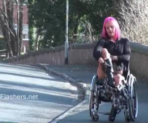 Exhibicionista parapléjica en silla de ruedas, Leah Caprice le gusta exhibir su desnudez en vía pública: mirala como se queda totalmente desnuda en su silla de ruedas y le importa lo más mínimo ser pillada en la calle por alguien que pase en ese mome