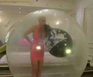 Video recopilacion fetichista de mujeres muy diferentes inflando globos. Preciosas chicas inflandolos y jugueteando con ellos. Ummm que buenos tienen esos pulmones jejeje 