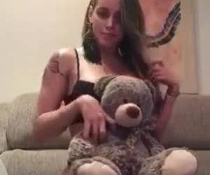 Delante de la webcam una jovencita de pelo corto muy timida y con su oso de peluche, con cara de inocente y angelical. . . pero cuando abre sus piernas sorpresa sorpresa !! 