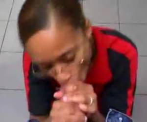 La dependienta de esta tienda , una negrita con gafas , es conocida por tener a sus clientes contentos. Tanto es así, que no duda en entrar al baño de caballeros y mamarle la polla al cliente que lo graba en POV. Se lleva su premio a la mejor trabajador