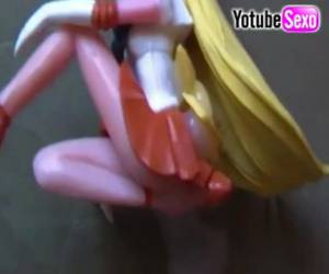 Este pajillero tiene ganas y le pone mucho echarle su leche encima de su muñeca Sailor Moon, se masturba agitando bien su polla para ponerla pringada de su lefa.