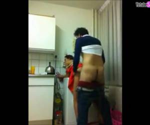 Una pareja de jóvenes con ganas de follar, la penetra donde mismo le pilla y esta vez la ha puesta contra la lavadora a 4 patas y ale a embestirla a pollazos. Ella con la falda subida y él con los pantalones bajados y hasta que se corre dentro de ella n