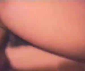 Un polvazo amateur grabado en primer plano. Conejo muy peludo y mojado tragandose incansablemente la polla del tio. 