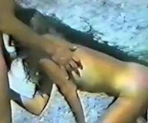 Encantadora escena playera: la brisa marina soplando, las olas rompiendo contra las rocas y... ¡oh, sorpresa! un paisano con la polla tiesa y su mujer que se pone a mamársela sin pensarlo. Claro que si supiera que había un mirón cerca grabando la esce